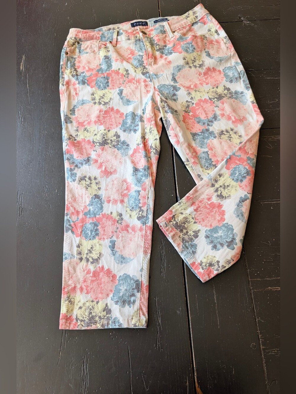 Charter Club Bristol Floral Capri Women's Jeans Size 12P Soft Girl Cottagecore